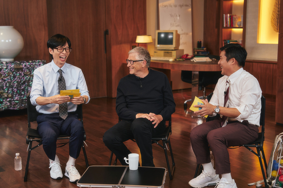 Bill Gates, center, talks to comedians Yoo Jae-suk, left, and Jo Se-ho during an appearance on tvN's ″You Quiz on the Block″ (2018-). The episode aired on Aug. 27. [SCREEN CAPTURE]