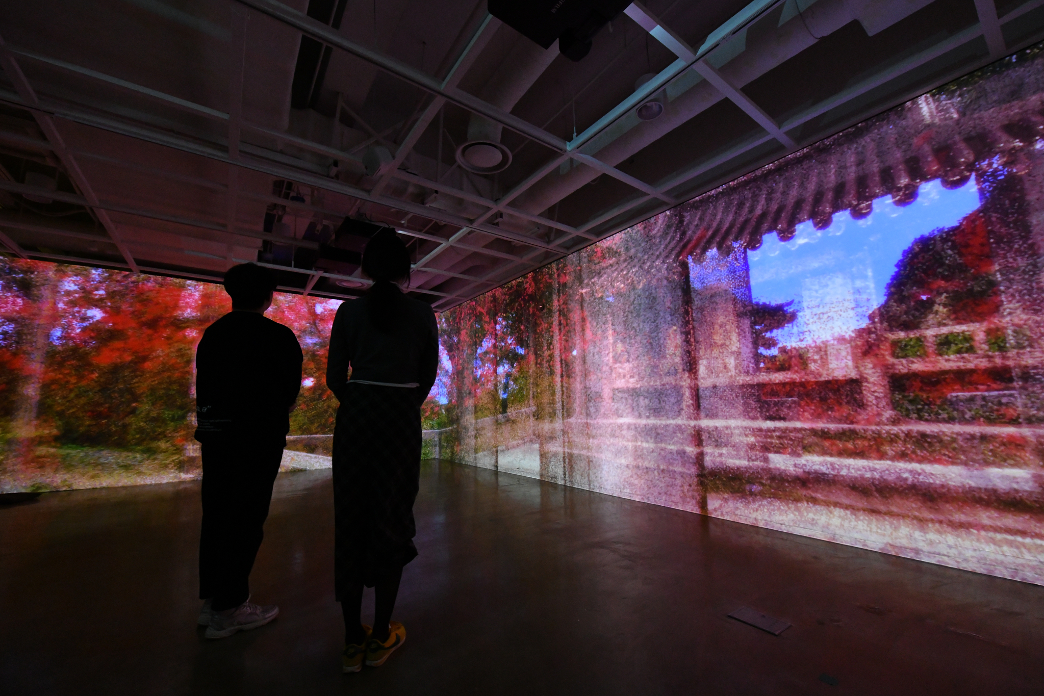 Visitors view media artwork at the "Mieumwanbo, Strolling Through Traditional Gardens" exhibition at the Sejong Museum of Art in central Seoul on Feb. 24. The exhibit runs through April 27. [KOREA HERITAGE SERVICE] 