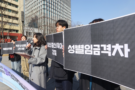 Human rights organizations hold a press conference in front of the Admiral Yi Sun-sin statue in Gwanghwamun Plaza in Jongno District, central Seoul, on March 6, ahead of International Women’s Day, announcing the results of an online survey on “the worst gender-based workplace abuses.” [YONHAP]