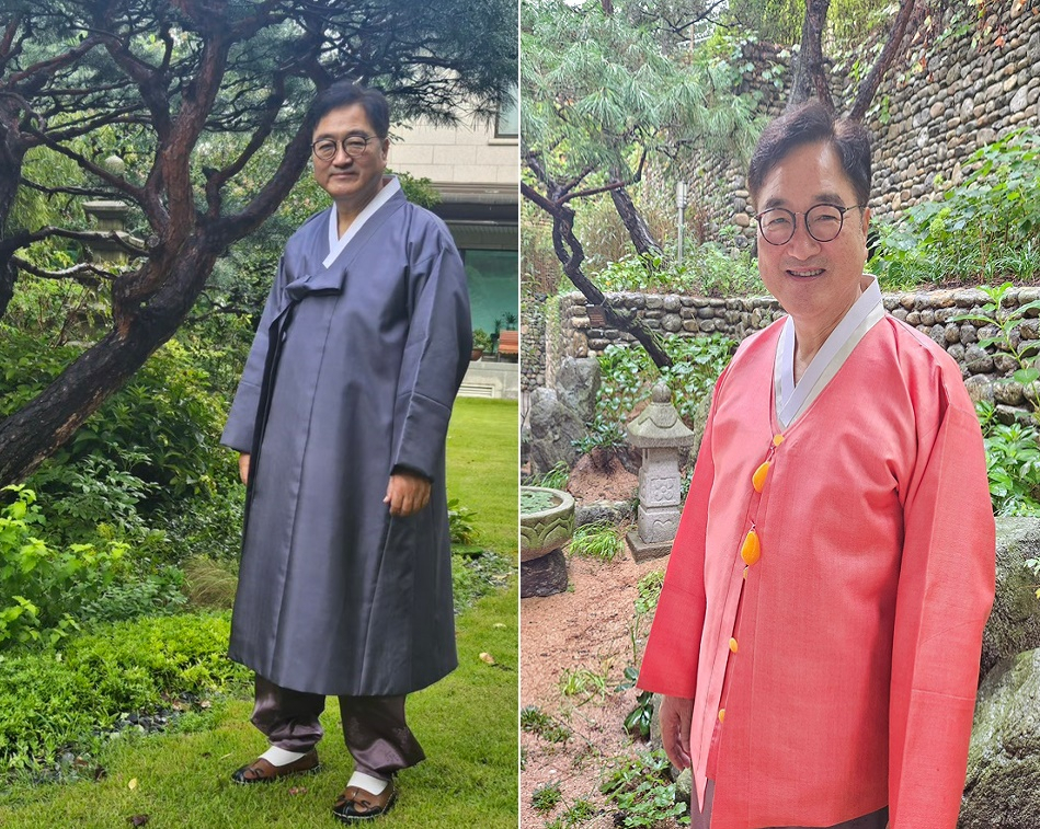 National Assembly Speaker Woo Won-shik uploaded these photos of himself wearing blue and red hanbok on Facebook on Aug. 30. [SCREEN CAPTURE]