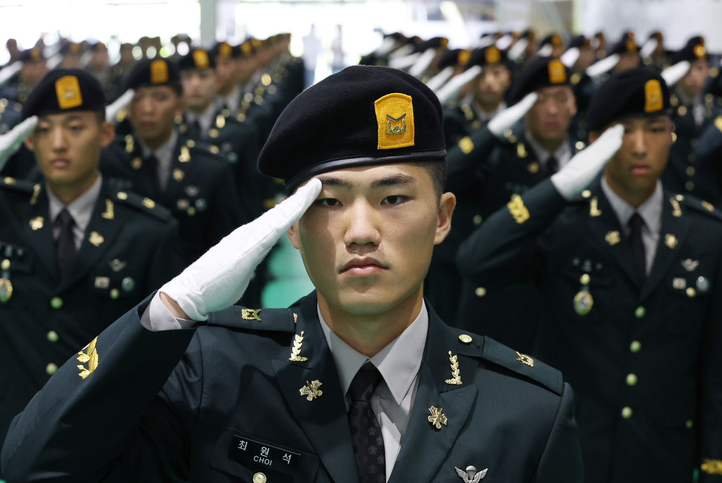 Noncommissioned officers salute at an inauguration ceremony held in Gwangju, Gyeonggi, on Aug. 29. [NEWS1]