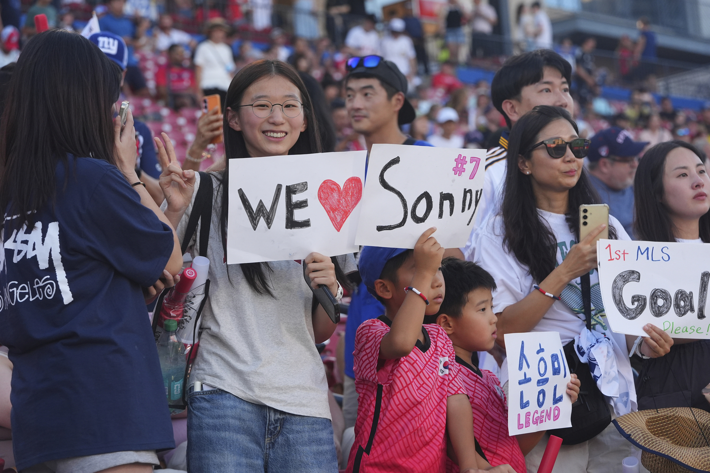 Fans show support for Los Angeles FC forward Heung Min Son before a MLS soccer match against FC Dallas in Frisco, Texas, on Aug. 23. [AP/YONHAP]