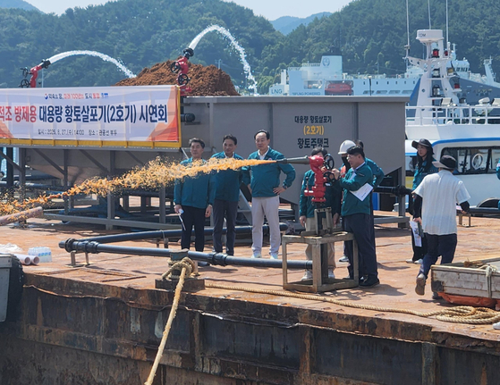 Government officials test out an anti-red-tide sprinkler off the coast of Tongyeong, South Gyeongsang, on Aug. 27. [GYEONGSANGNAM-DO]