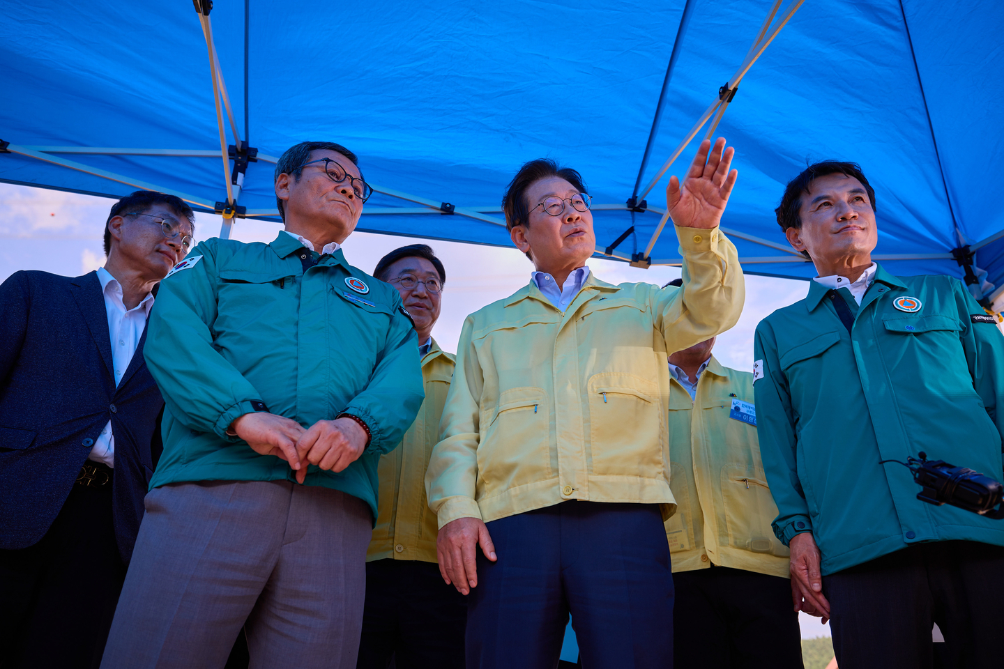 President Lee Jae Myung inspects the Gangneung region in Gangwon, damaged by severe drought, on Aug. 30. [PRESIDENTIAL OFFICE]