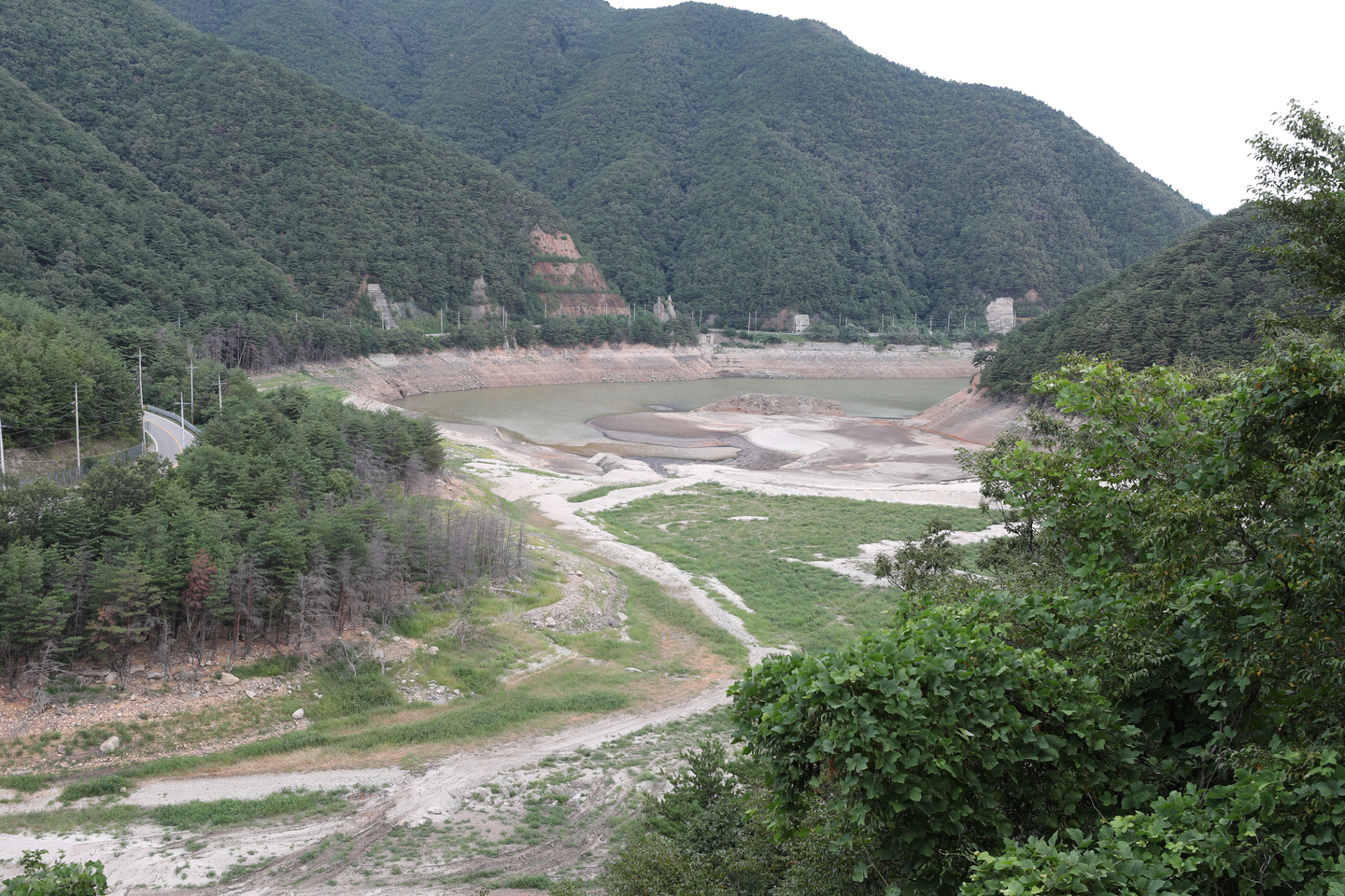 The Obong Reservoir is seen dried up on Aug. 29 in Gangneung, Gangwon. President Lee Jae Myung declared a state of disaster in the region due to the severe drought. [YONHAP]