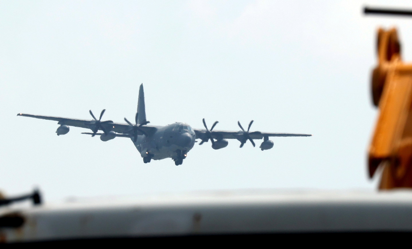A C-130 transport plane lands at Osan Air Base in Pyeongtaek, Gyeonggi, on Aug. 18. [NEWS1] 