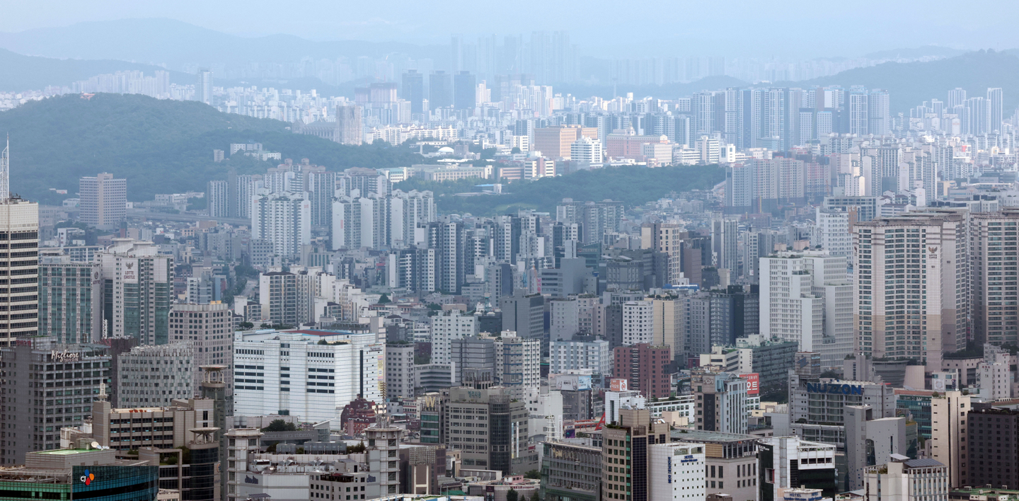 Apartments are seen from Mount Namsan in central Seoul on Aug. 31. [YONHAP] 