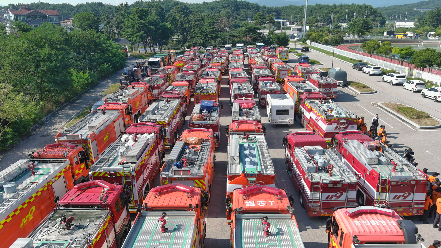 Fire tanker trucks are getting ready to help Gangneung in Gangwon on Aug. 31 amid a severe drought that has damaged the region. [NATIONAL FIRE AGENCY]