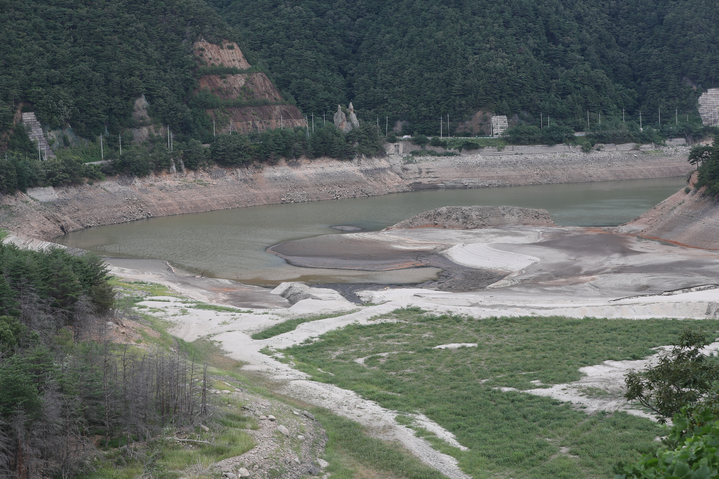 The Obong Reservoir is dried up on Aug. 29 in Gangneung, Gangwon. President Lee Jae Myung declared a state of disaster in the region due to the severe drought. [YONHAP]