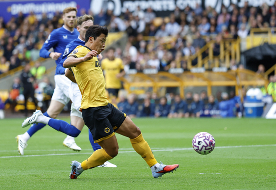 Wolverhampton Wanderers forward Hwang Hee-chan scores during a Premier League match against Everton at Molineux Stadium in Wolverhampton, England, on Aug. 30. [REUTERS/YONHAP]