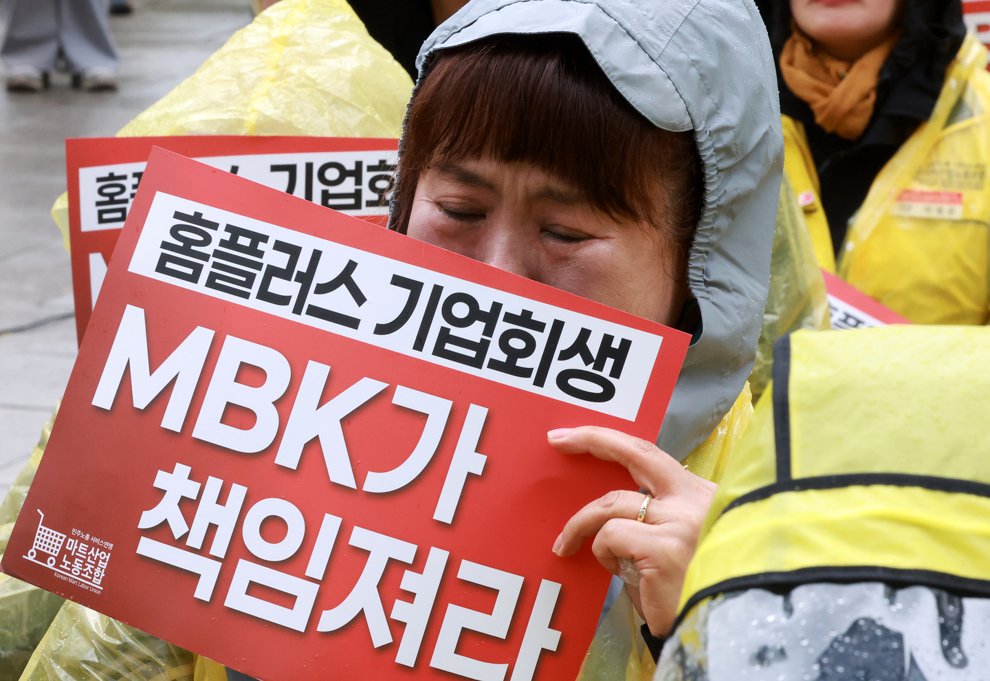 A member of a Homeplus labor union sheds tears at a rally held on April 14 in front of MBK Partners' headquarters in Jongno District, central Seoul. [NEWS1]