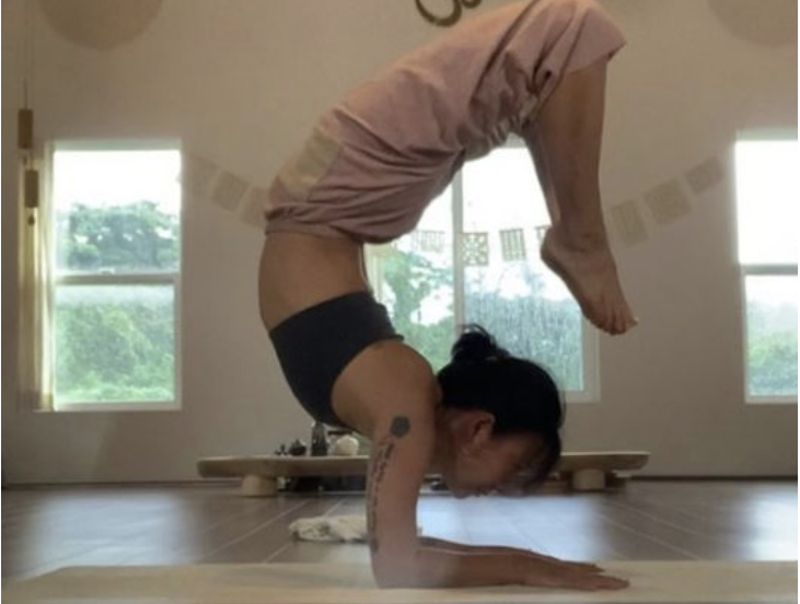A picture of singer Lee Hyo-ri doing yoga, uploaded on her Instagram account [SCREEN CAPTURE]