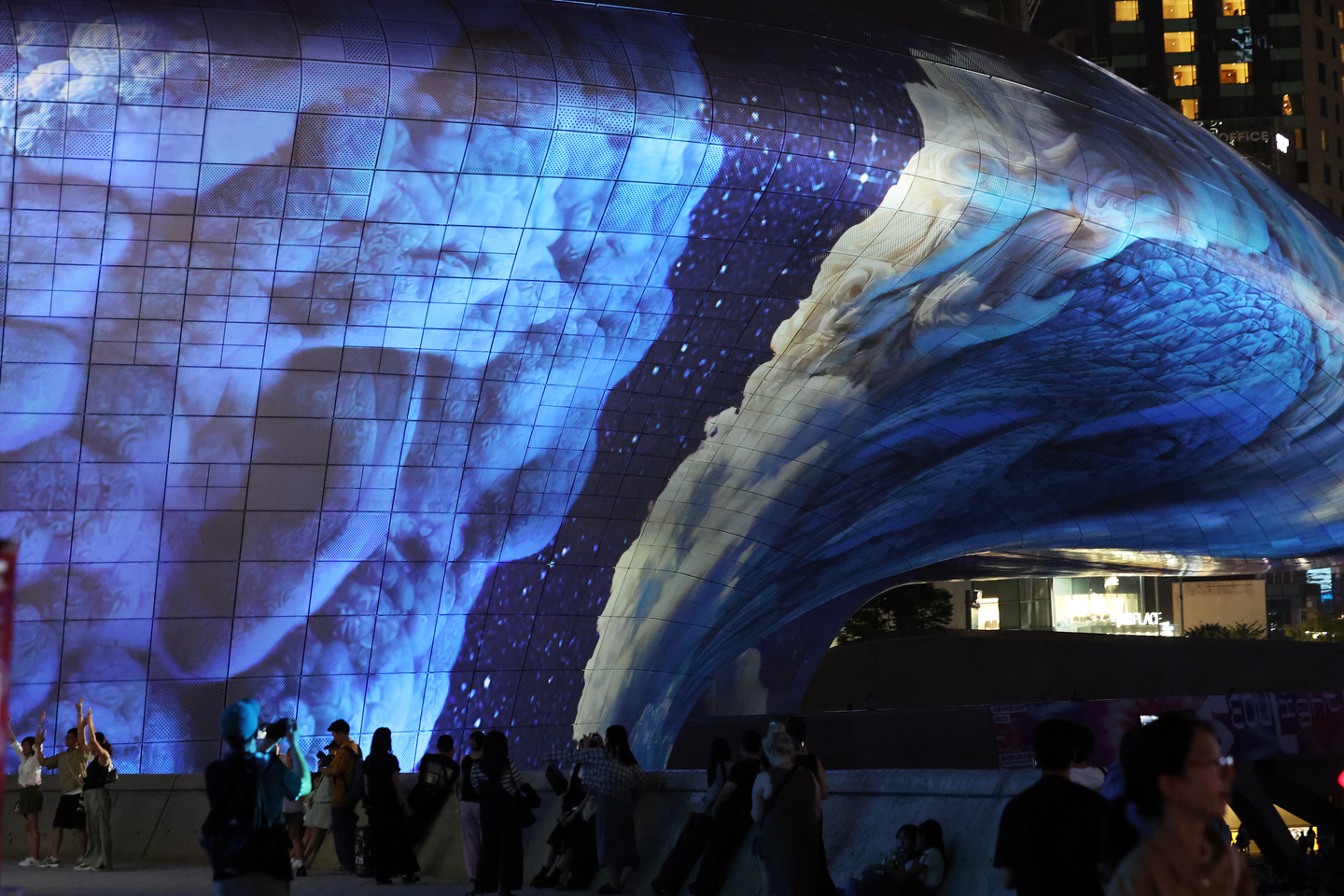 Media art is being displayed on the facade of the Dongdaemun Design Plaza during the 2025 fall edition of the biannual ″Seoul Light DDP″ on Aug. 28. [NEWS1]