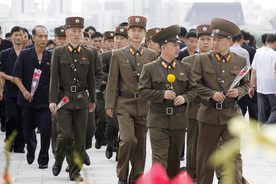 North Korean people, officers and soldiers of the Korean People's Army pay respect to the statues of former North Korean leaders Kim Il-sung and Kim Jong-il on Mansu Hill in Pyongyang on July 8 on the occasion of the 31st anniversary of demise of Kim Il-sung. [AP/YONHAP]