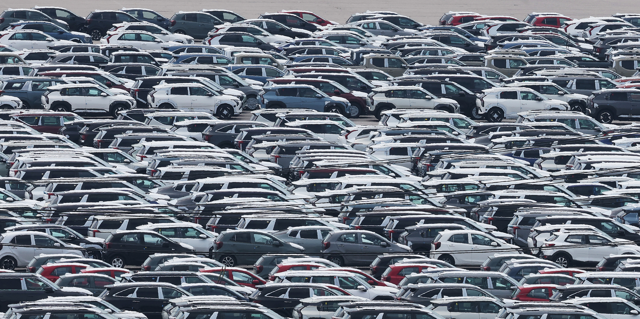 Hyundai Motor cars are waiting for exports at a port in Pyeongtaek, Gyeonggi, on July 31, the day when the United States cut its tariffs against Korea to 15 percent. [YONHAP]