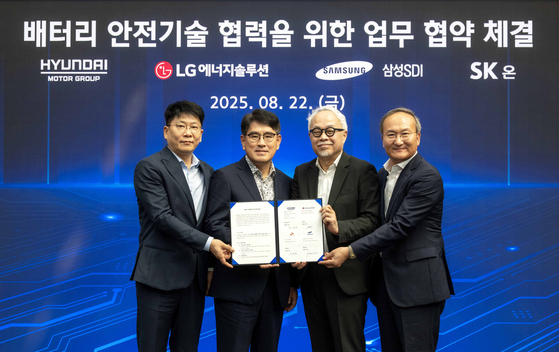Hyundai Motor, Kia, LG Energy Solution, Samsung SDI and SK On announced the results of their year-long collaboration to develop safety-enhancing EV battery technology and signed a business agreement to further enhance their collaboration at the Hyundai-Kia Namyang Research Center in Hwaseong, Gyeonggi on Aug. 22. From left, LG Energy Solution CEO Kim Dong-myung, Hyundai Motor Company R&D Division President Yang Heui-won, Samsung SDI CEO Choi Joo-sun, and SK On CEO Lee Seok-hee. [NEWS1]