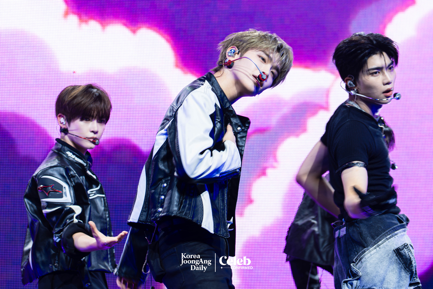 Boy band ZeroBaseOne performs lead track “Iconik” during a showcase for the release of its first full-length album, “Never Say Never,” at the Blue Square in central Seoul on Sept 1. [DANIELA GONZALEZ PEREZ]