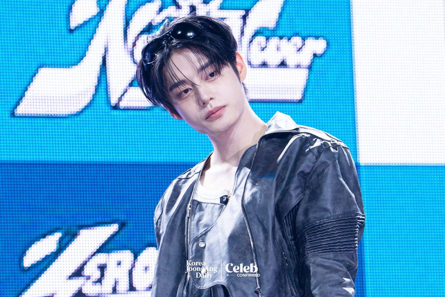  ZeroBaseOne’s Kim Ji-woong poses for photos during a showcase for the release of the band’s first full-length album, “Never Say Never,” at the Blue Square in central Seoul on Sept 1. [DANIELA GONZALEZ PEREZ]