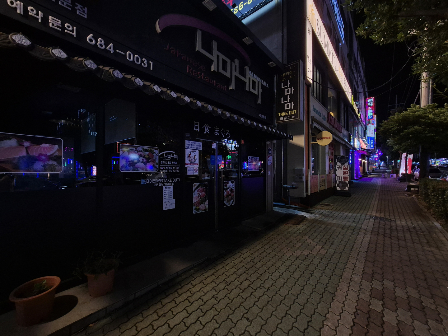 The central commercial district of Museon in Yeosu, South Jeolla, appears deserted on Aug. 21. [HWANG HEE-GYU]