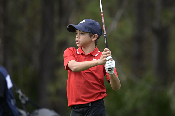 Charlie Woods, son of golfer Tiger Woods, watches his tee shot on the fourth hole during the final round of the PNC Championship golf tournament, Dec. 20, 2020, in Orlando. [AP/YONHAP]