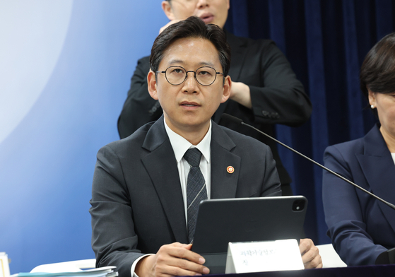 Minister of Science and ICT Bae Kyung-hoon speaks during a joint press briefing of related ministries on economic development of the Lee Jae Myung administration at the government complex in Jongno District, central Seoul on Aug. 22. [NEWS1]