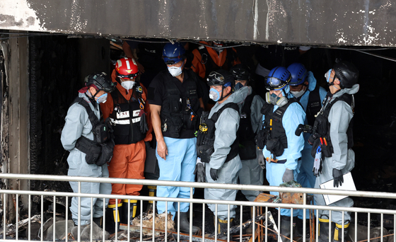 Fire authorities and police conduct a joint inspection on Aug. 18 of the scene of a fire the broke out in an apartment in Mapo District, western Seoul on Aug. 17. [NEWS1]