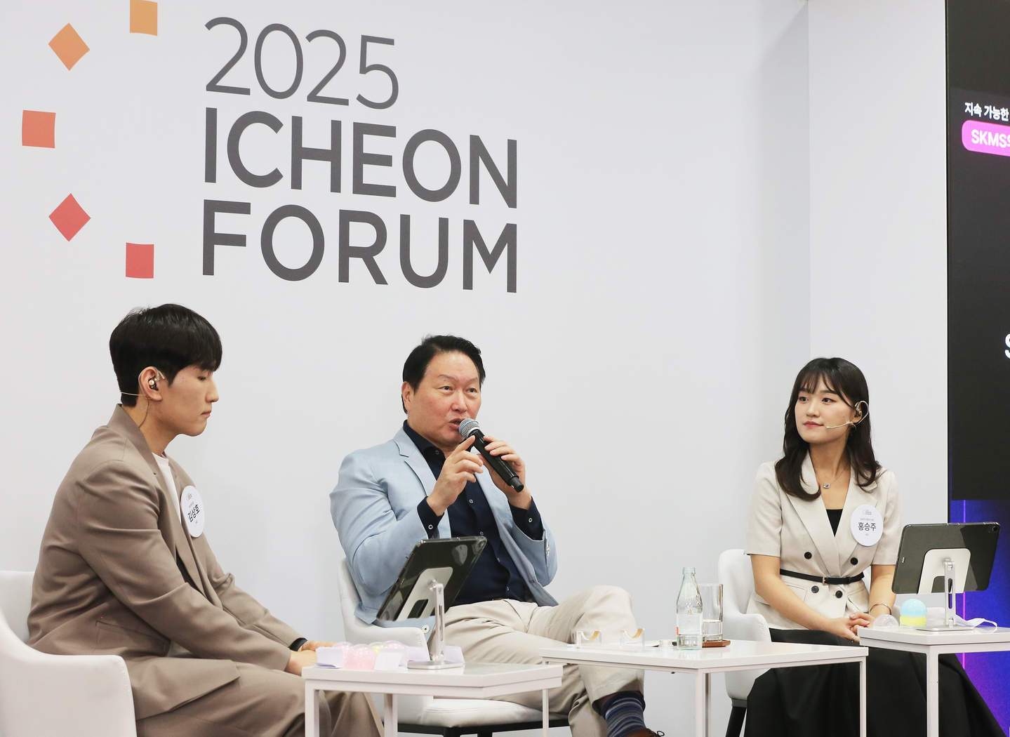 SK Group Chairman Chey Tae-won, center, takes questions from employees during the closing session of the Icheon Forum 2025 at SK’s Seorin building in central Seoul on Aug. 20. [SK]