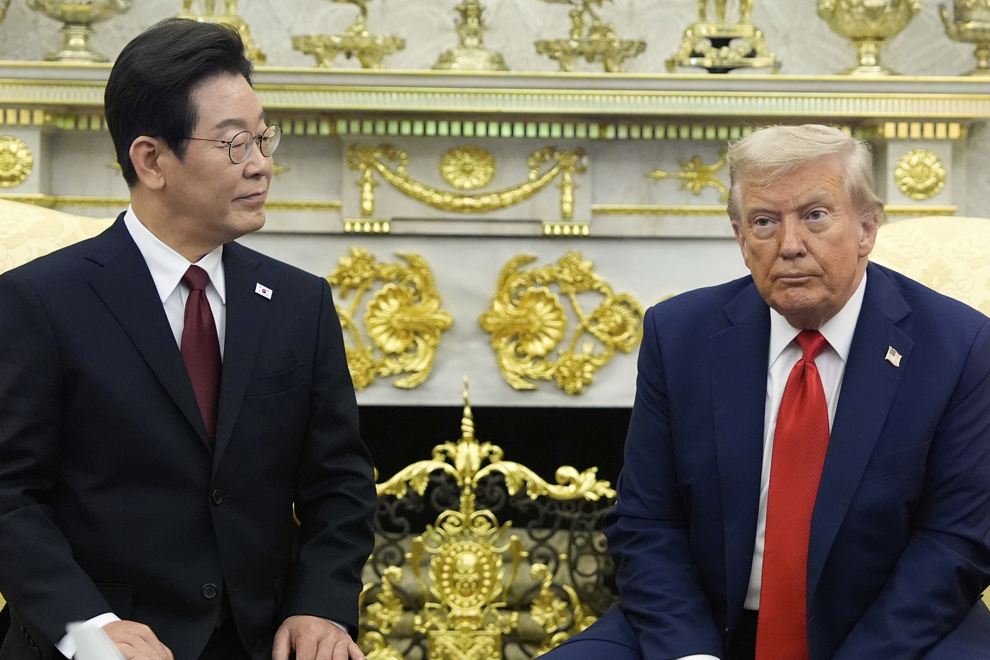 U.S. President Donald Trump, right, meets with President Lee Jae Myung in the Oval Office of the White House in Washington on Aug. 25. [AP/YONHAP]