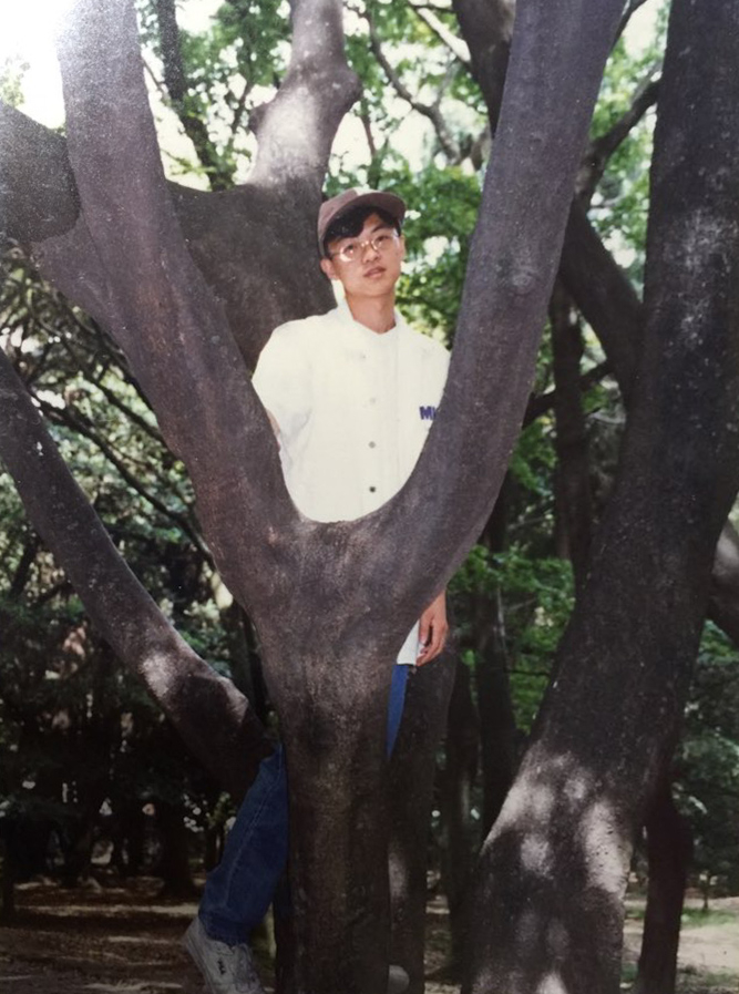 A photograph of Cho Jung-pil taken by his mother Lee Bok-su while they were on vacation in 1996, just after Cho completed his mandatory military service. [LEE BOK-SU]