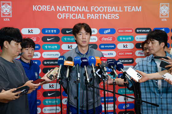 Hong Myung-bo, head coach of the Korean men's national football team, speaks to reporters at Incheon International Airport on Sept. 1, before departing for the United States for friendly matches against the U.S. and Mexico. [NEWS1]