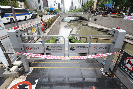 Access to central Seoul's Cheonggye Stream in Jung District is restricted due to heavy rain on Aug. 14. [NEWS1]