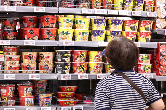A shopper buys groceries at a supermarket in Seoul on Sept. 1. [NEWS1] 