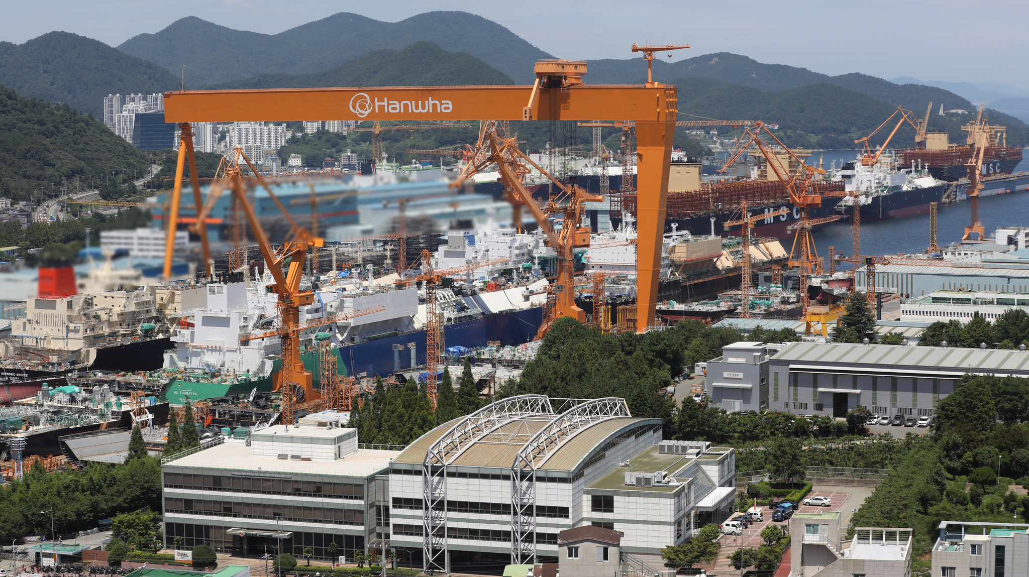 A large crane is seen at Hanwha Ocean’s Geoje shipyard in Geoje, South Gyeongsang, on July 31, the day Korea and the United States reached a trade deal centered on lowering tariffs on exports to the United States and boosting investment in the shipbuilding industry. [NEWS1] 