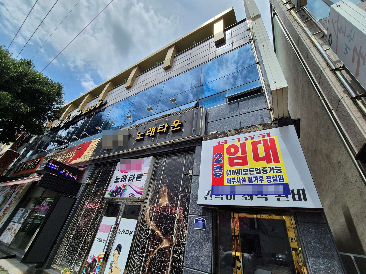 A “For Lease” sign hangs in the window of a commercial space in the Museon in Yeosu, South Jeolla, on Aug. 21. [HWANG HEE-GYU]