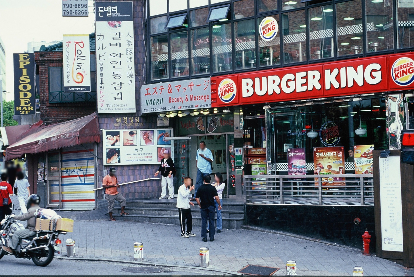 The Burger King restaurant located outside exit 3 of Itaewon Station in Yongsan District, central Seoul, as it appeared in September 2005. [SEOUL RESEARCH DATA SERVICE]