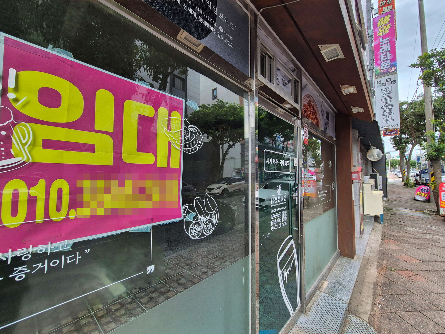 A “For Lease” sign hangs in the window of a commercial space in the Museon in Yeosu, South Jeolla, on Aug. 21. [HWANG HEE-GYU]