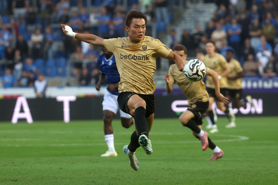 KRC Genk forward Oh Hyeon-gyu in action during a UEFA Europa League playoff against Lech Poznan in Genk, Belgium, on Aug. 28. [EPA/YONHAP]