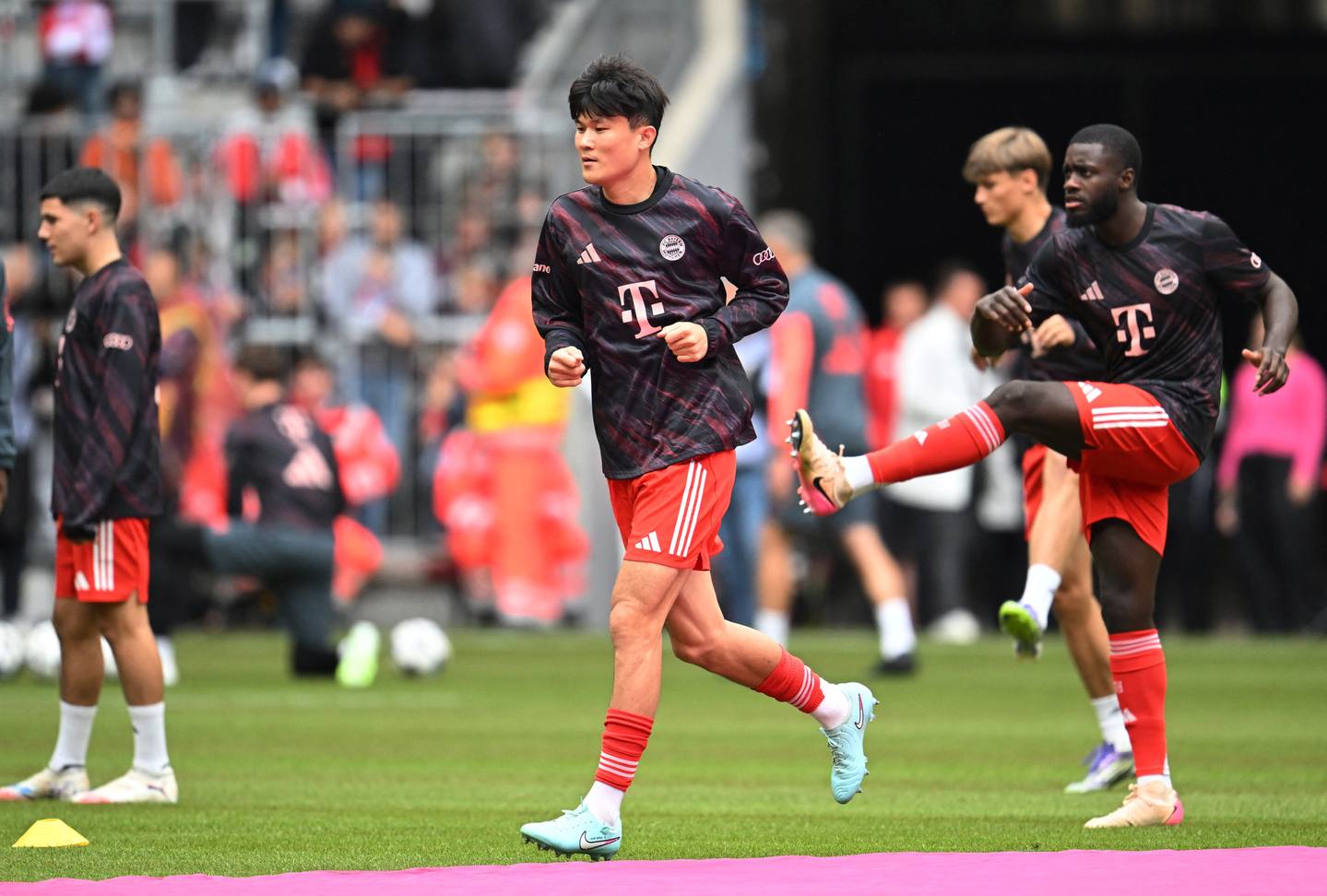 Bayern Munich defender Kim Min-jae, center, warms up before a preseason match against Olympique Lyonnais at Allianz Arena in Munich on Aug. 2. [REUTERS/YONHAP]