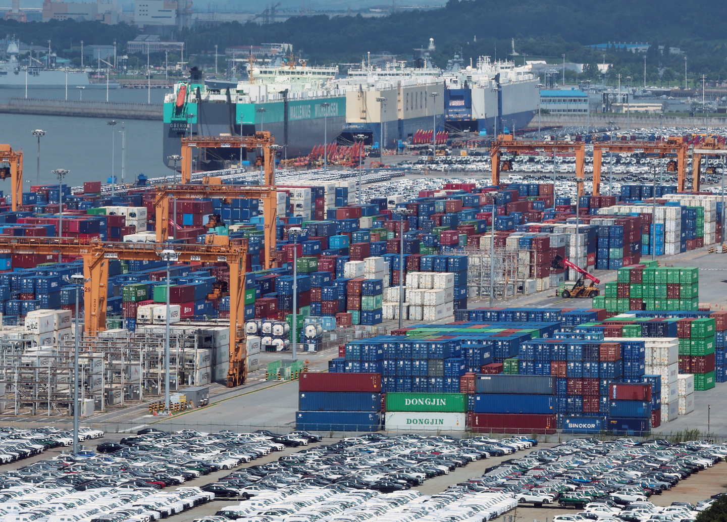 Containers carrying items for export are piled up at a port in Pyeongtaek, Gyeonggi, on Aug. 17. [NEWS1] 