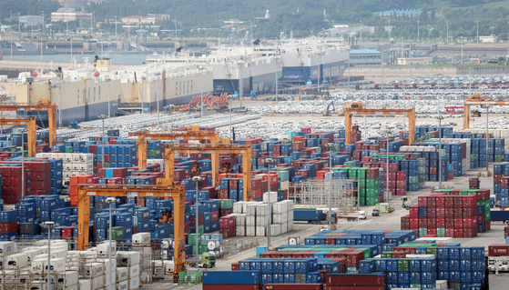 The photo shows export containers stacked at Pyeongtaek Port in Pyeongtaek, Gyeonggi on Aug. 26. [NEWS1]