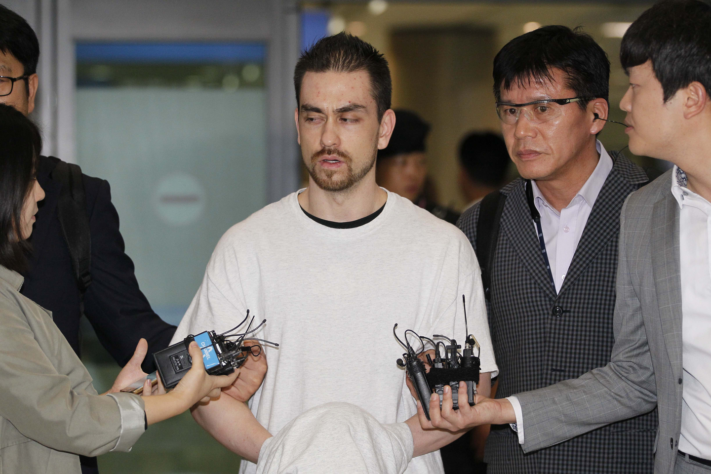 Arthur Patterson, center, speaks to reporters at Incheon International Airport on Sept. 23, 2015, upon his extradition to Korea from California on charges of murdering Cho Jung-pil. [SHIN IN-SEOP]