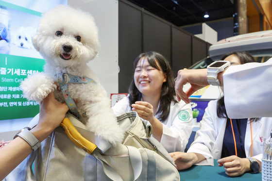 Visitors receive health consultations for their dogs at the Konkuk University Animal Hospital booth during the 2025 K-Pet Fair Seoul at Coex in southern Seoul on Aug. 13. [NEWS1] 