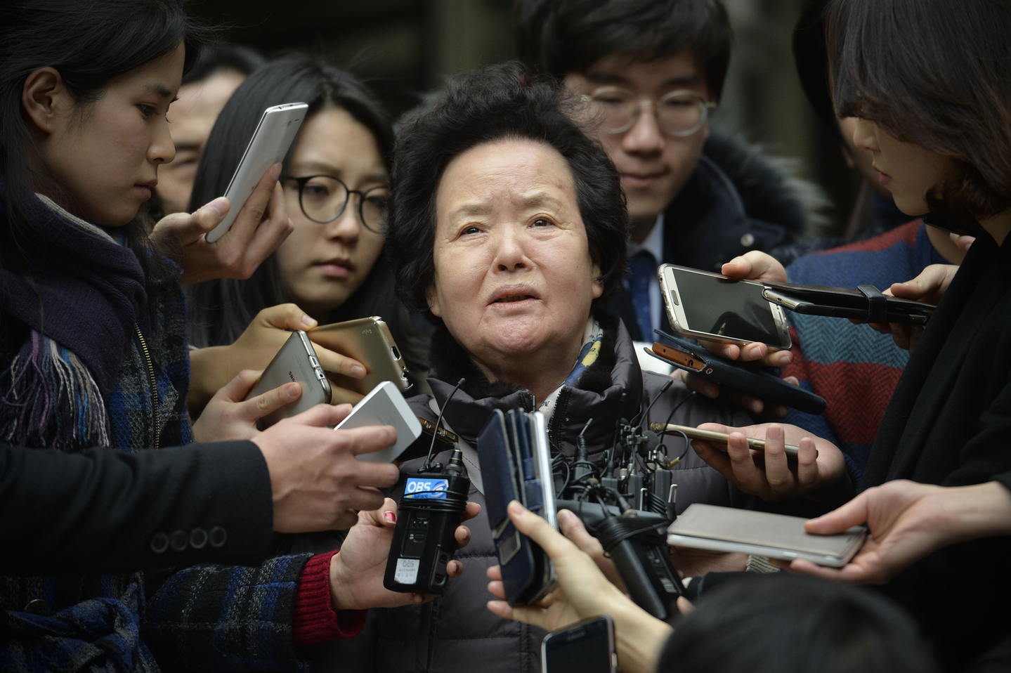 Cho Jung-pil's mother Lee Bok-su, center, speaks to reporters outside the Seoul Central District Court in Seocho District, southern Seoul, on Jan. 29, 2016, after Arthur Patterson was convicted of her son's murder. [KIM HYUN-DONG]