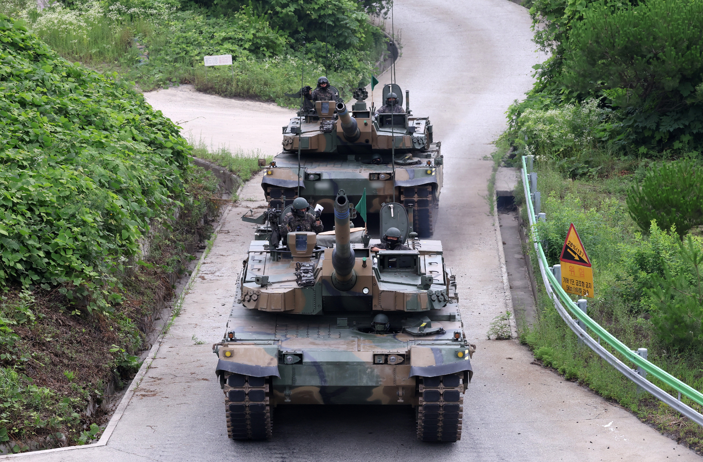 This photo taken on July 3, shows K2GF main battle tanks during a military exercise held in Hongcheon, 86 kilometers east of Seoul. [YONHAP]