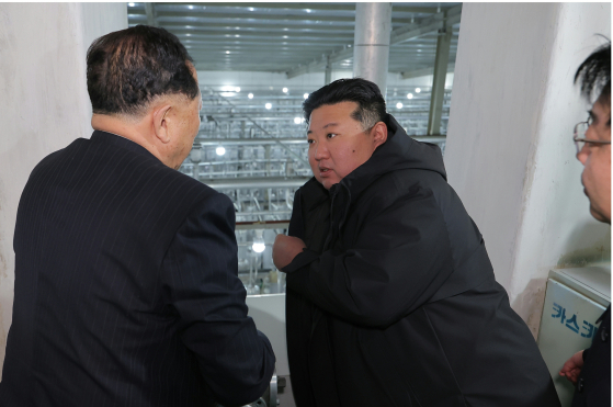 North Korean leader Kim Jong-un inspects an uranium enrichment facility and research center on Jan. 29. [NEWS1]