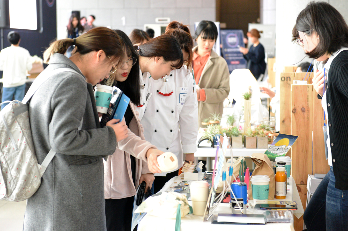 Students browse items at a startup fair at Chung-Ang University. To support students, universities across Korea are continuously launching new initiatives and support programs. [CHUNG-ANG UNIVERSITY]