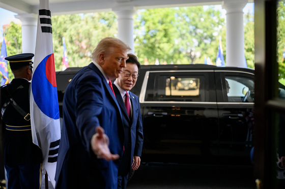 Korean President Lee Jae Myung, right, is greeted by U.S. President Donald Trump at the West Wing entrance of the White House in Washington ahead of the bilateral summit on Aug. 25. [WHITE HOUSE] 