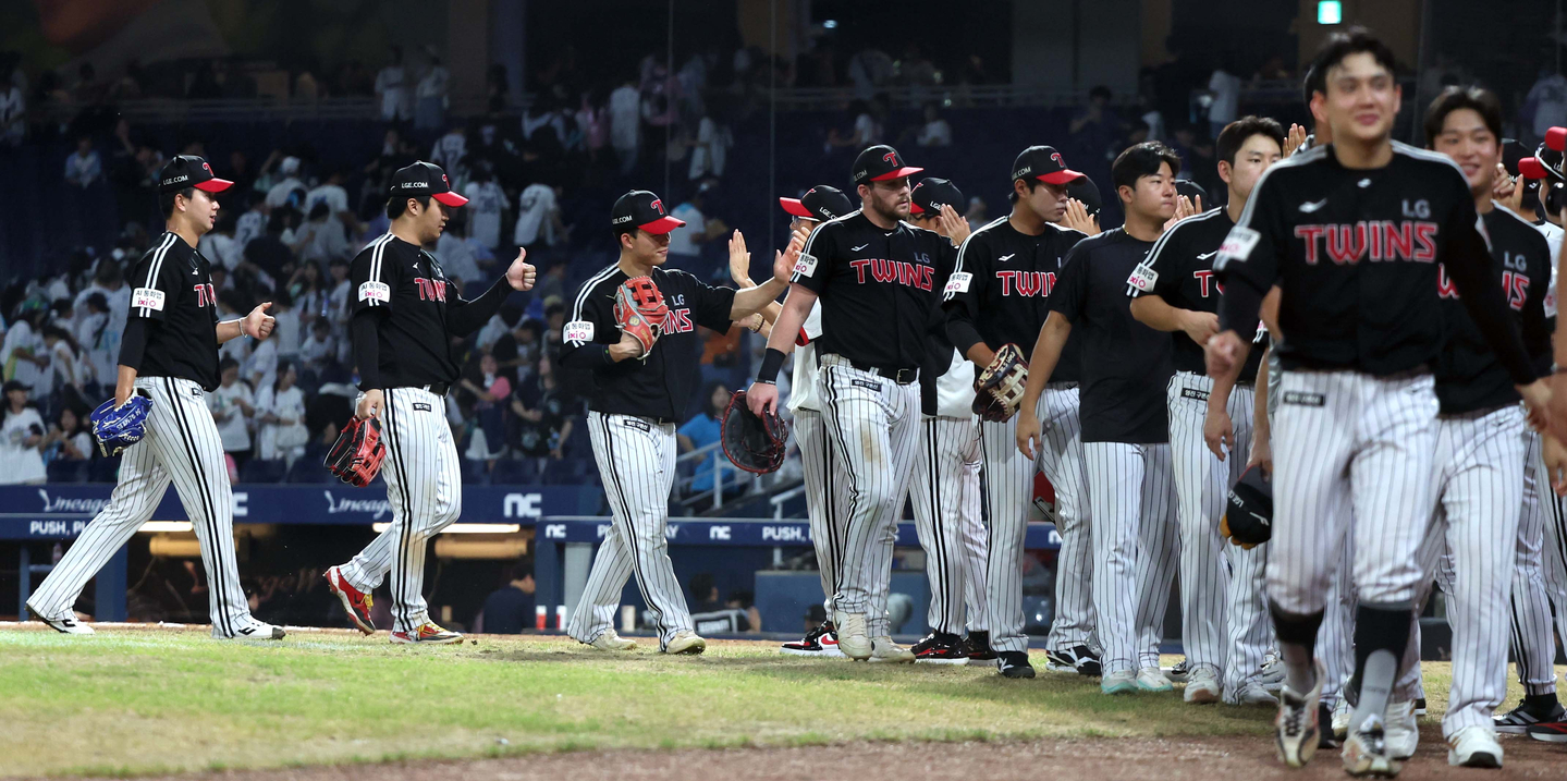 The LG Twins celebrate after a 4-3 win over the NC Dinos at Changwon NC Park in Changwon, South Gyeongsang, on Aug. 28. [YONHAP] 