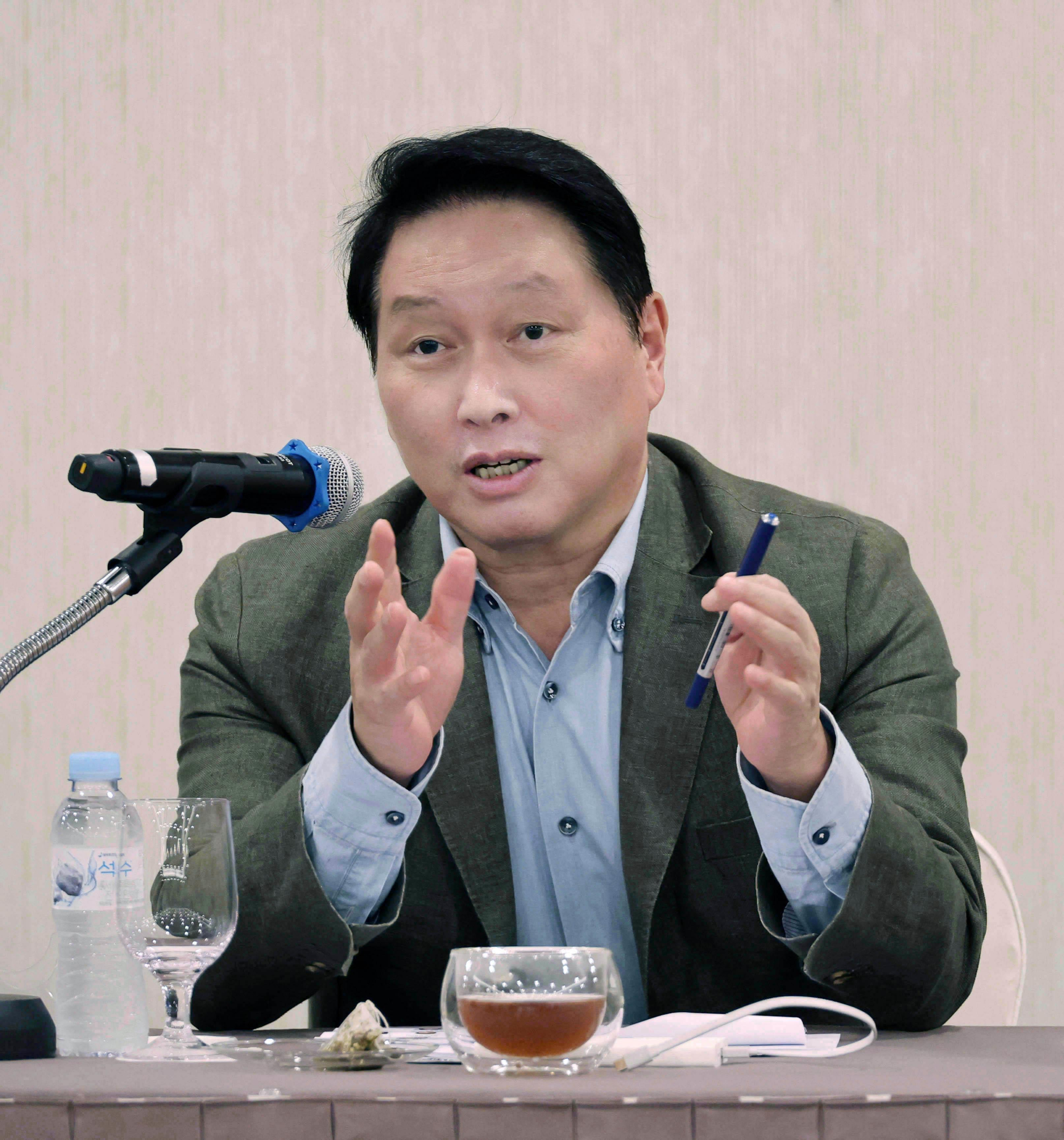 SK Chairman Chey Tae-won speaks to reporters during a press conference held in Gyeongju, North Gyeongsang, during the summer Korea Chamber of Commerce and Industry forum on July 17. [KCCI]