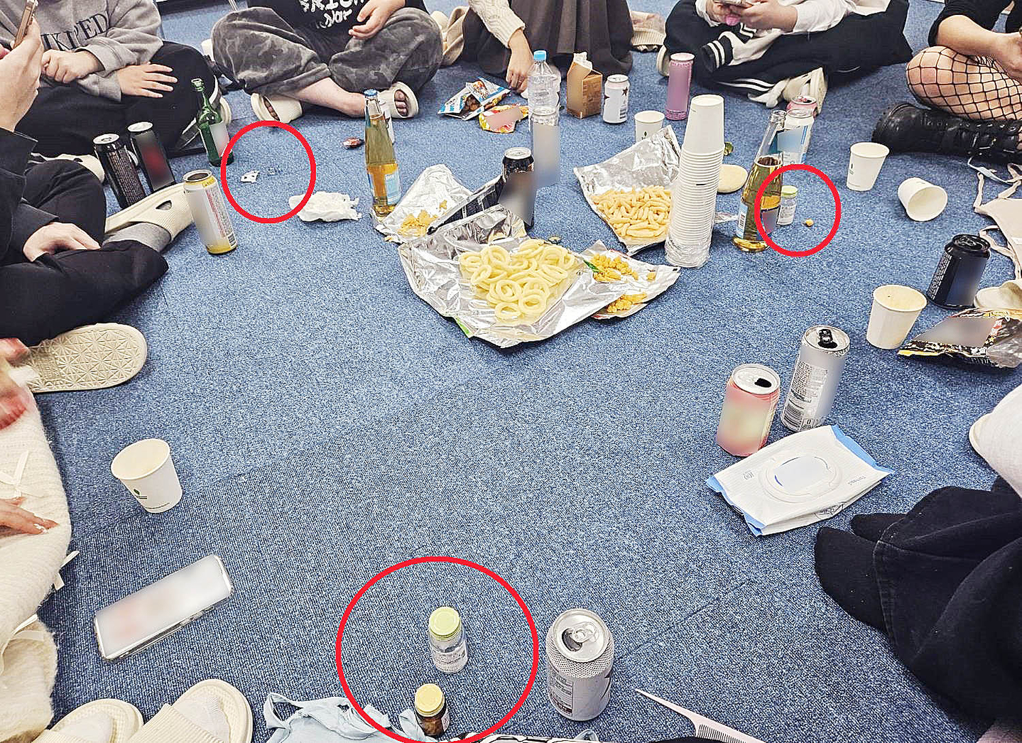 Teenagers and people in their 20s who meet through social media gather to overconsume narcotic medicines with alcohol and hold hallucination parties. [JOONGANG ILBO]